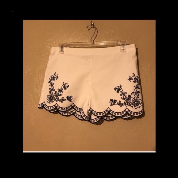 Lulu’s white shorts size XL - Picture 1 of 3